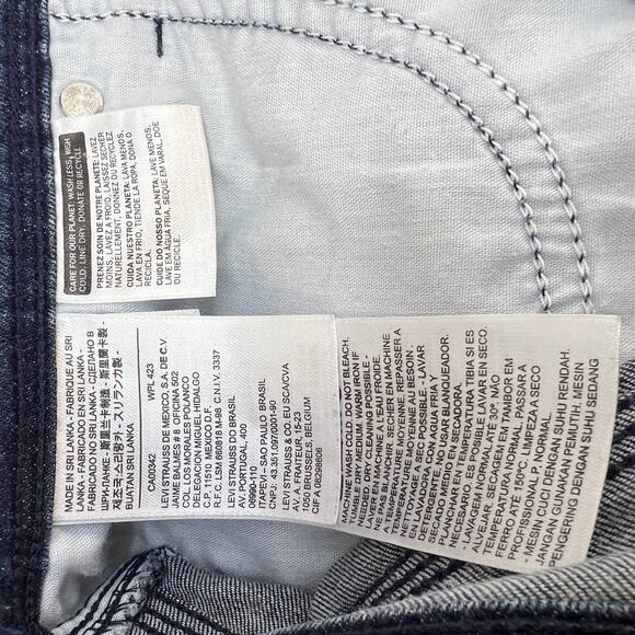 Levi's Women's Jean Shorts Size 12 W31 Medium Wash - Picture 10 of 11